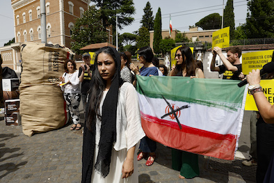 attiviste davanti ambasciata iraniana a roma con coop