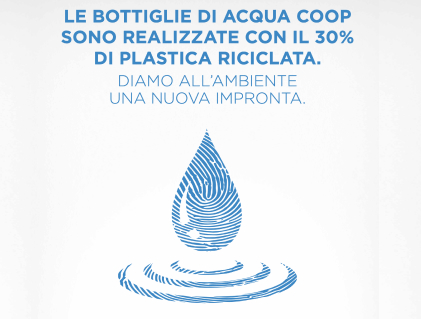 le bottiglie di acqua coop sono realizzate con il 30% di plastica riciclata. diamo all'ambiente una nuova impronta